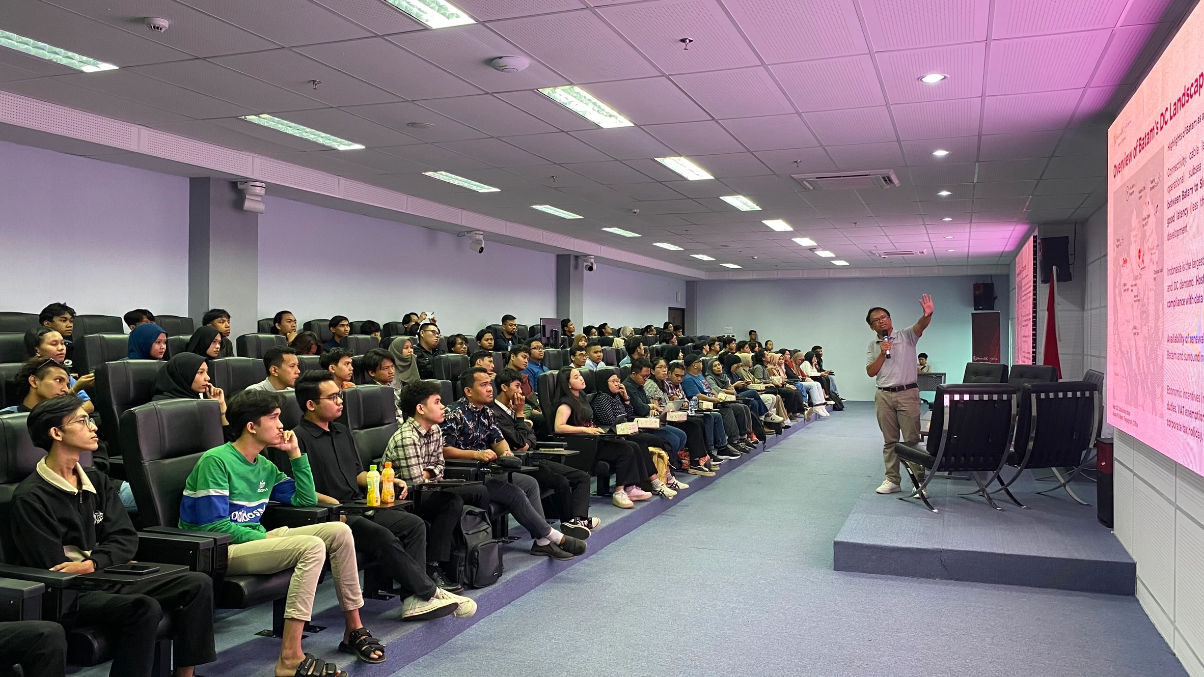CEO NeutraDC Nxera Batam, Indrama YM Purba (kanan) saat sharing session mengenai industri data center bersama mahasiswa Politeknik Batam, Jumat (14/6) lalu.